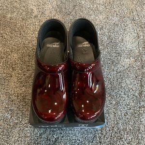 Slide on,never worn, reads size 39 (I wear a 9)